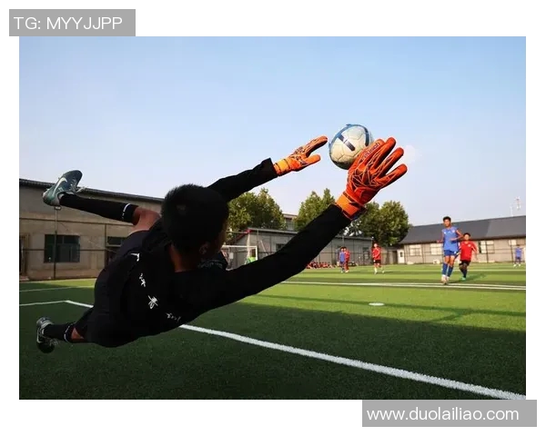 以足球巨星为核心展现热血拼搏与青春梦想的运动激情背景头像 以足球巨星为核心展现热血拼搏与青春梦想的运动激情背景头像