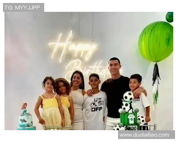 当足球球星的女朋友：光鲜背后的挑战与甜蜜生活